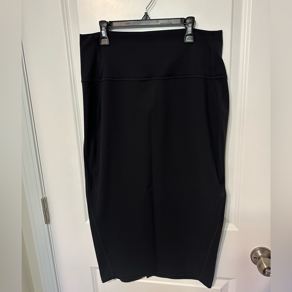 Lululemon Nulu Slim-Fit High-Rise Skirt in black